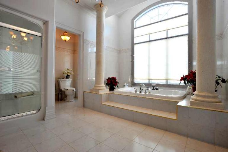 6-piece ensuite with separate shower, Jacuzzi and bidet 6-piece ensuite with separate shower, Jacuzzi and bidet