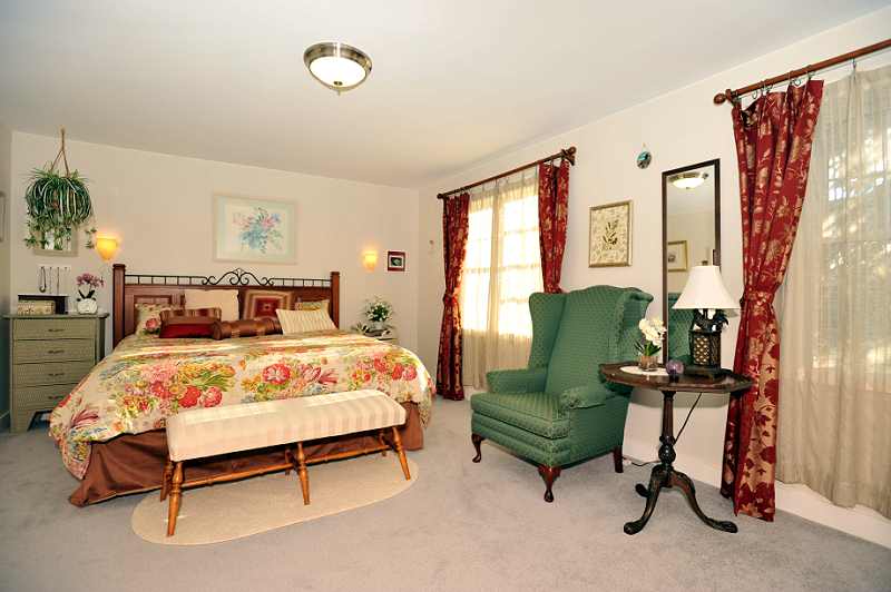 Master Bedroom, broadloom, built-in wall storage, 5-Piece Ensuite