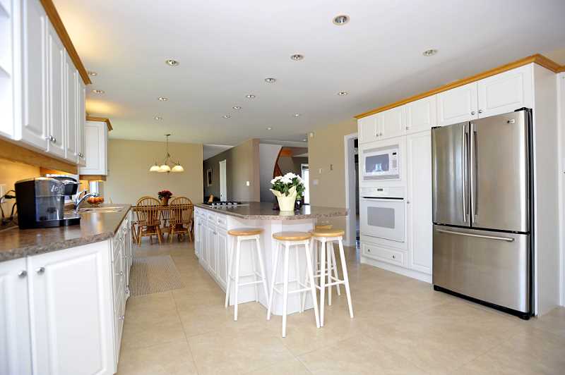 Huge Centre Island, Country Kitchen