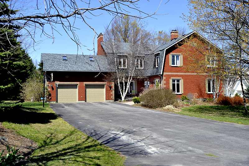 5 Bedroom Custom Home on 1.01 Acres in Orangeville Custom Home, 3400 Sq.Ft. 1.01 Acres, Orangeville, 5 Bedroom, Pool