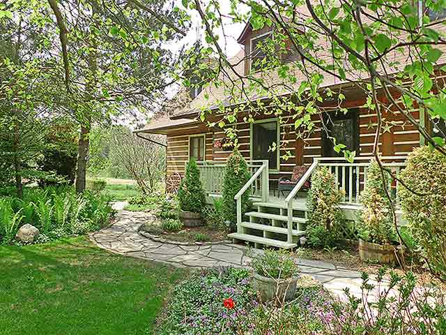 Caledon Country Acre - 3 Bedroom w/ In-Law & Sunroom