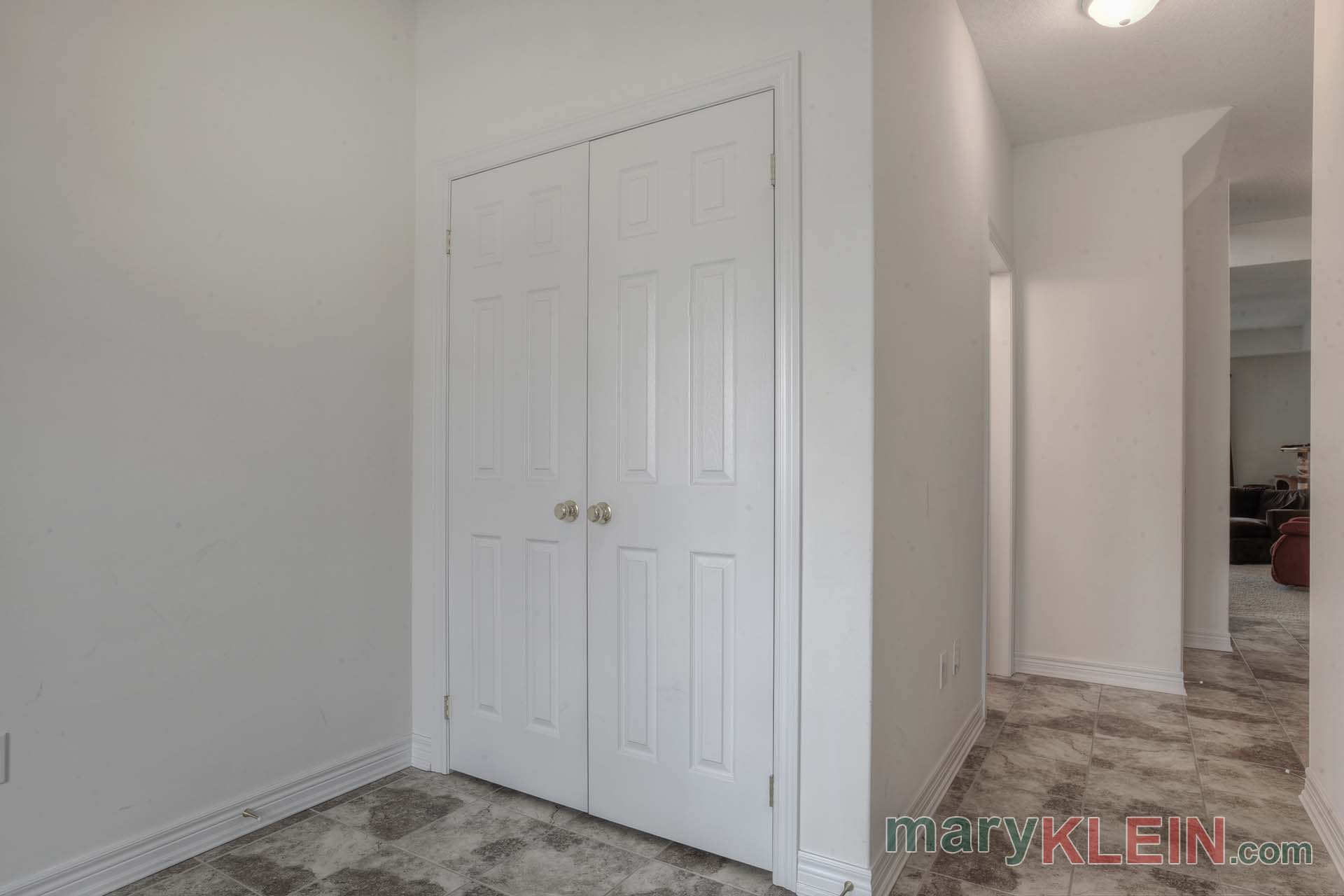 Foyer, Double closet