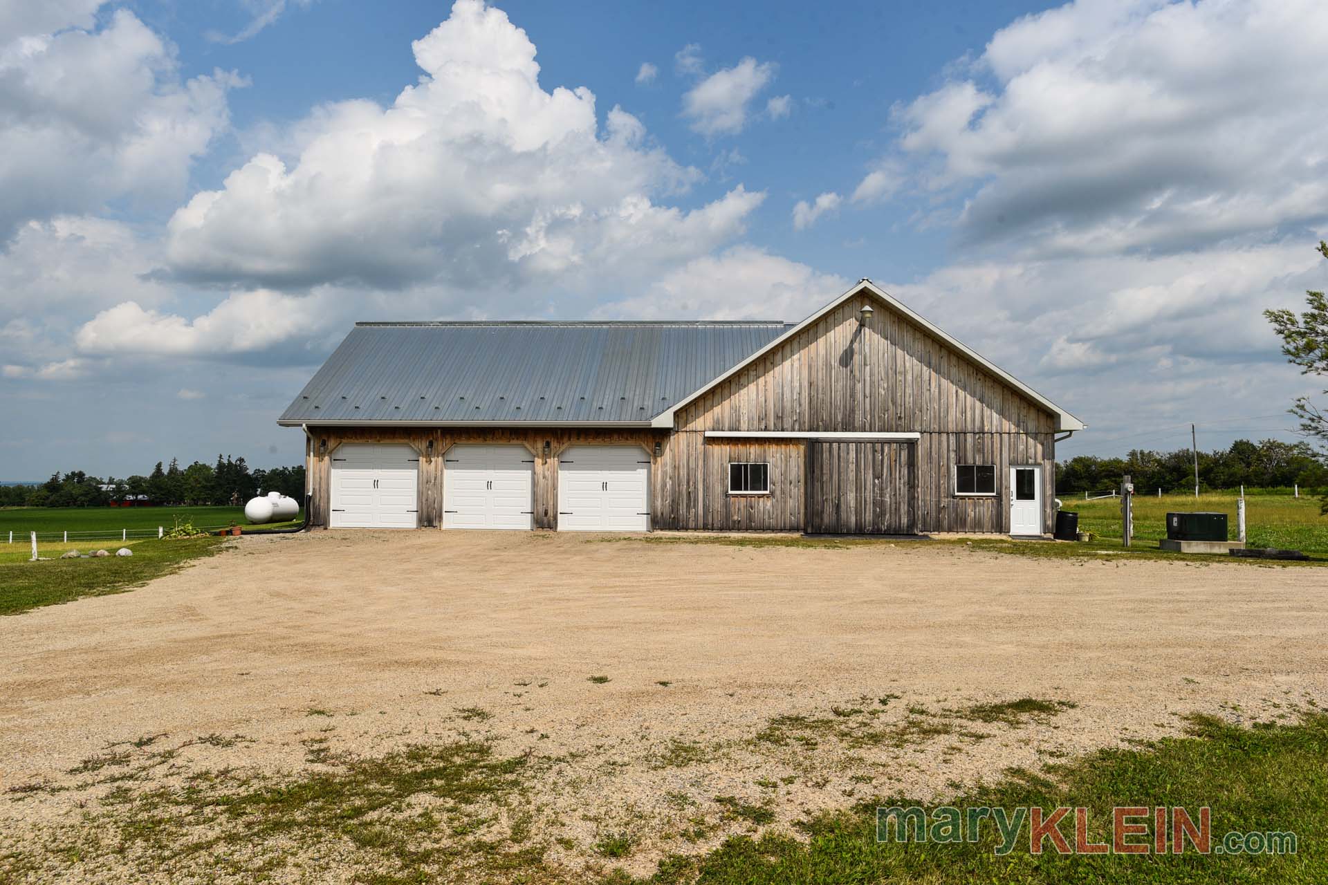 detached garage, barn, 6 stall