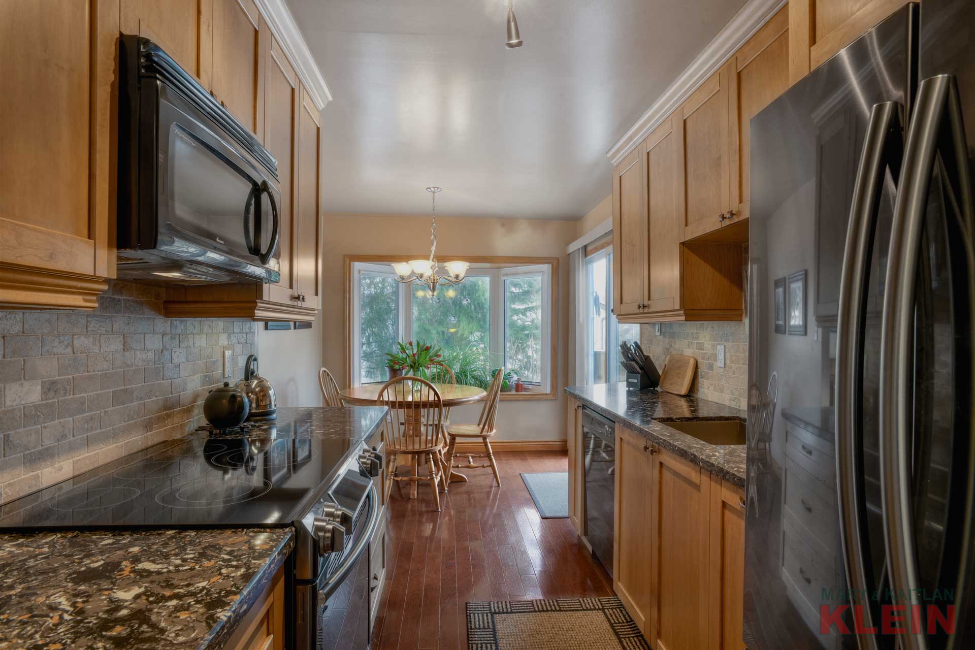 breakfast area, kitchen, galley kitchen 