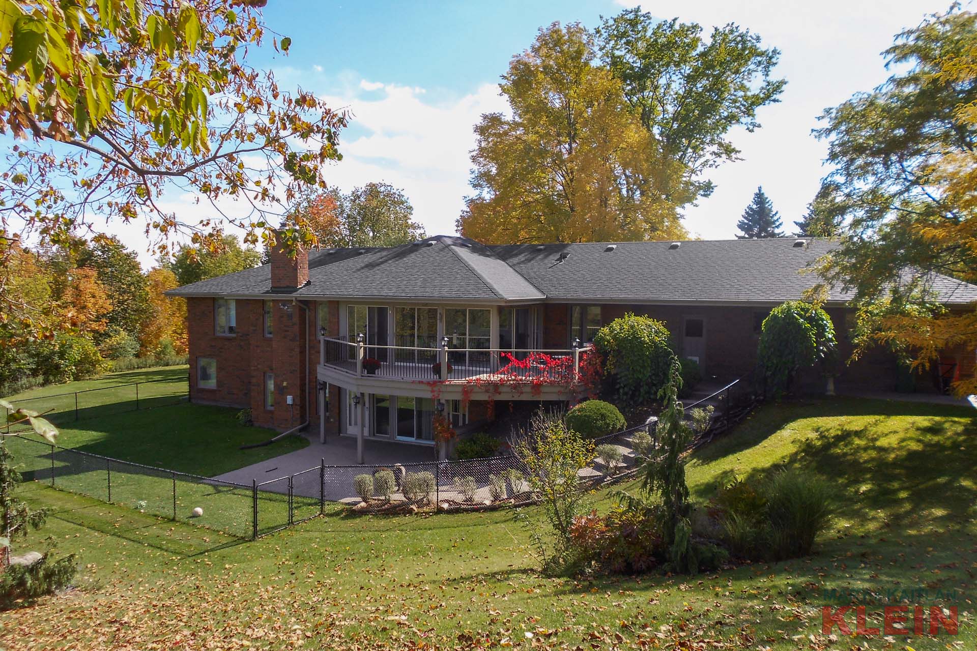 Bungalow, Large Deck, Walkout Basement, In law suite