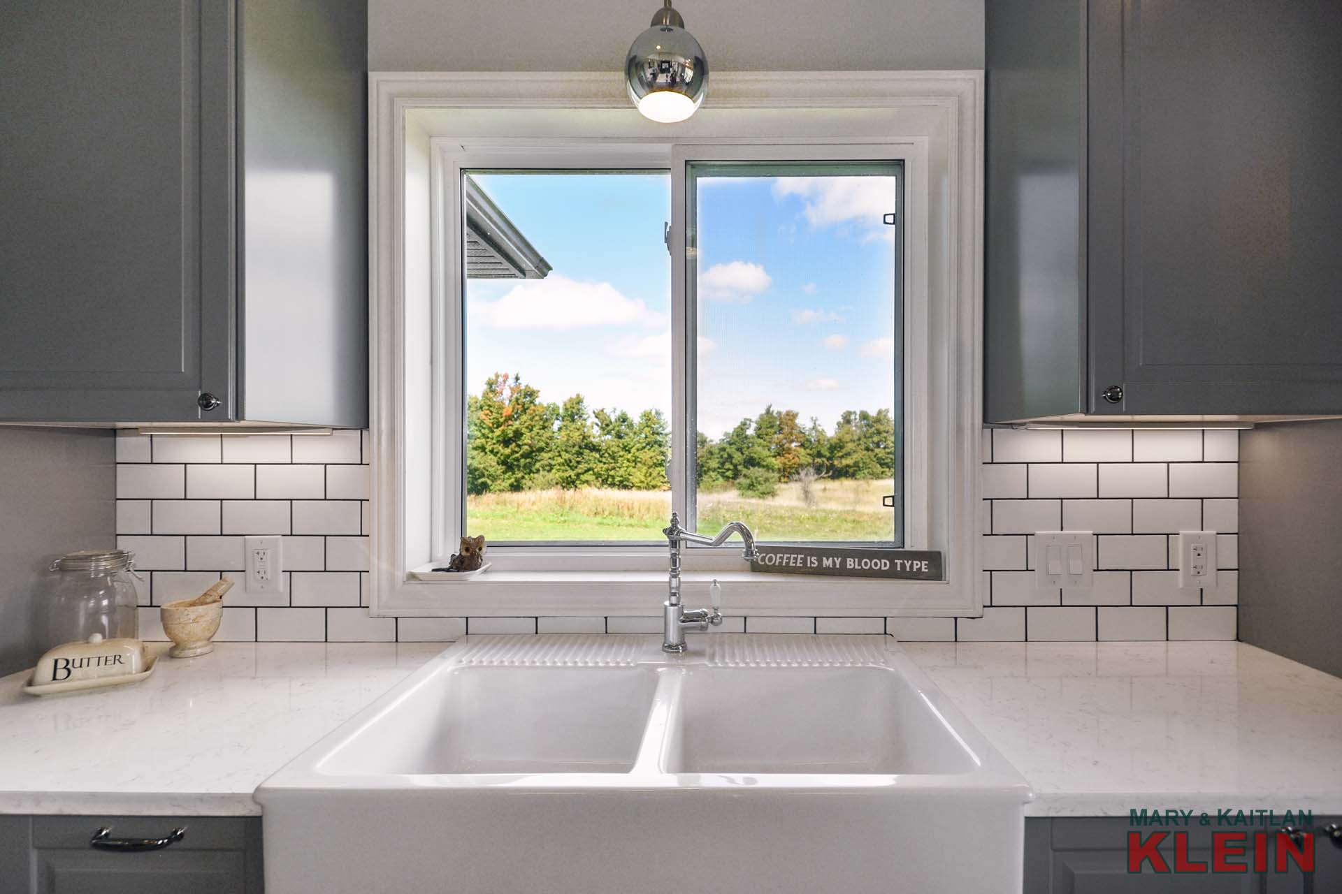 double farmer’s sink, Quartz counter tops