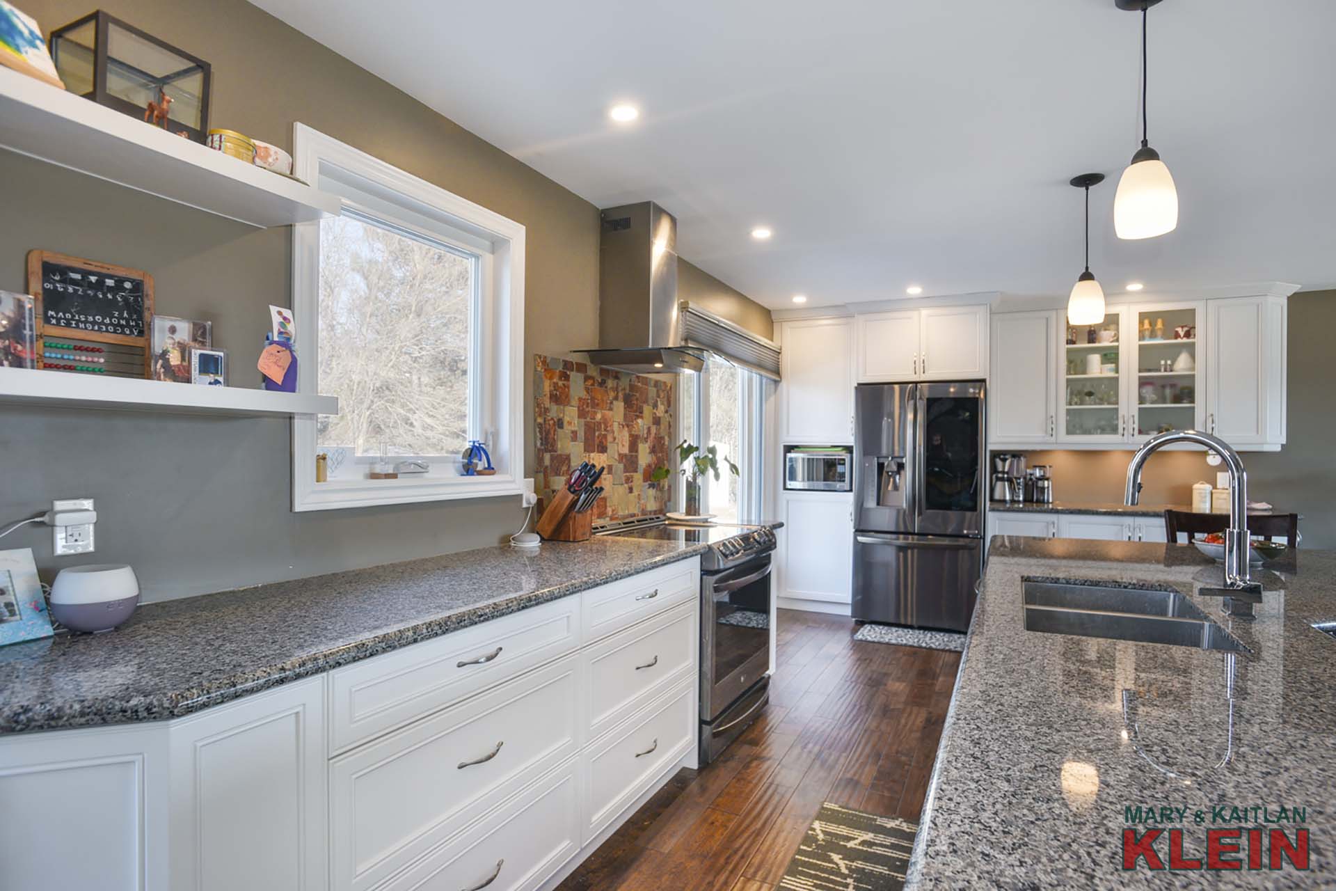 Eat in Kitchen, Granite, Centre Island, Breakfast bar