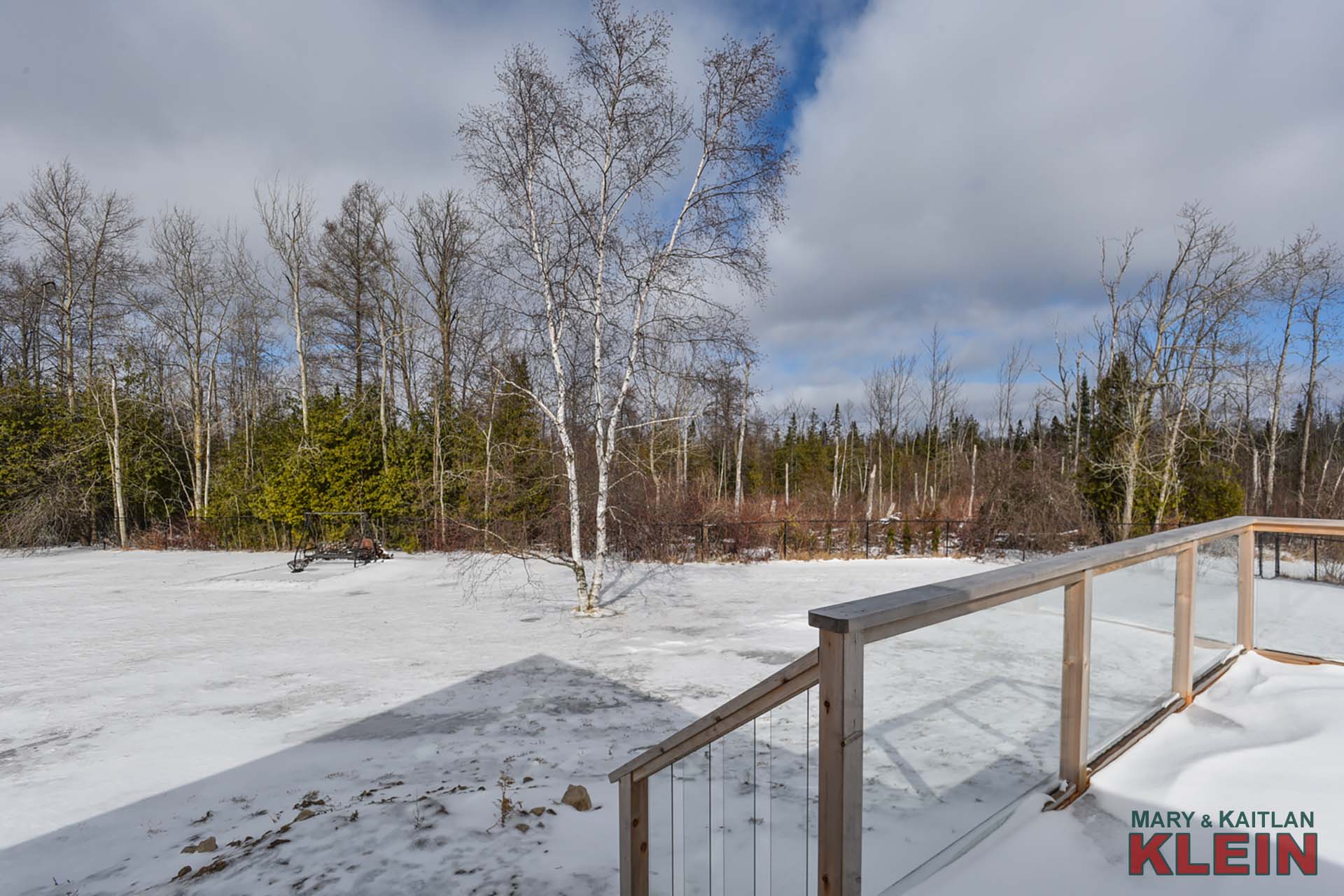 860 sq. ft. two-level cedar deck with glass railings