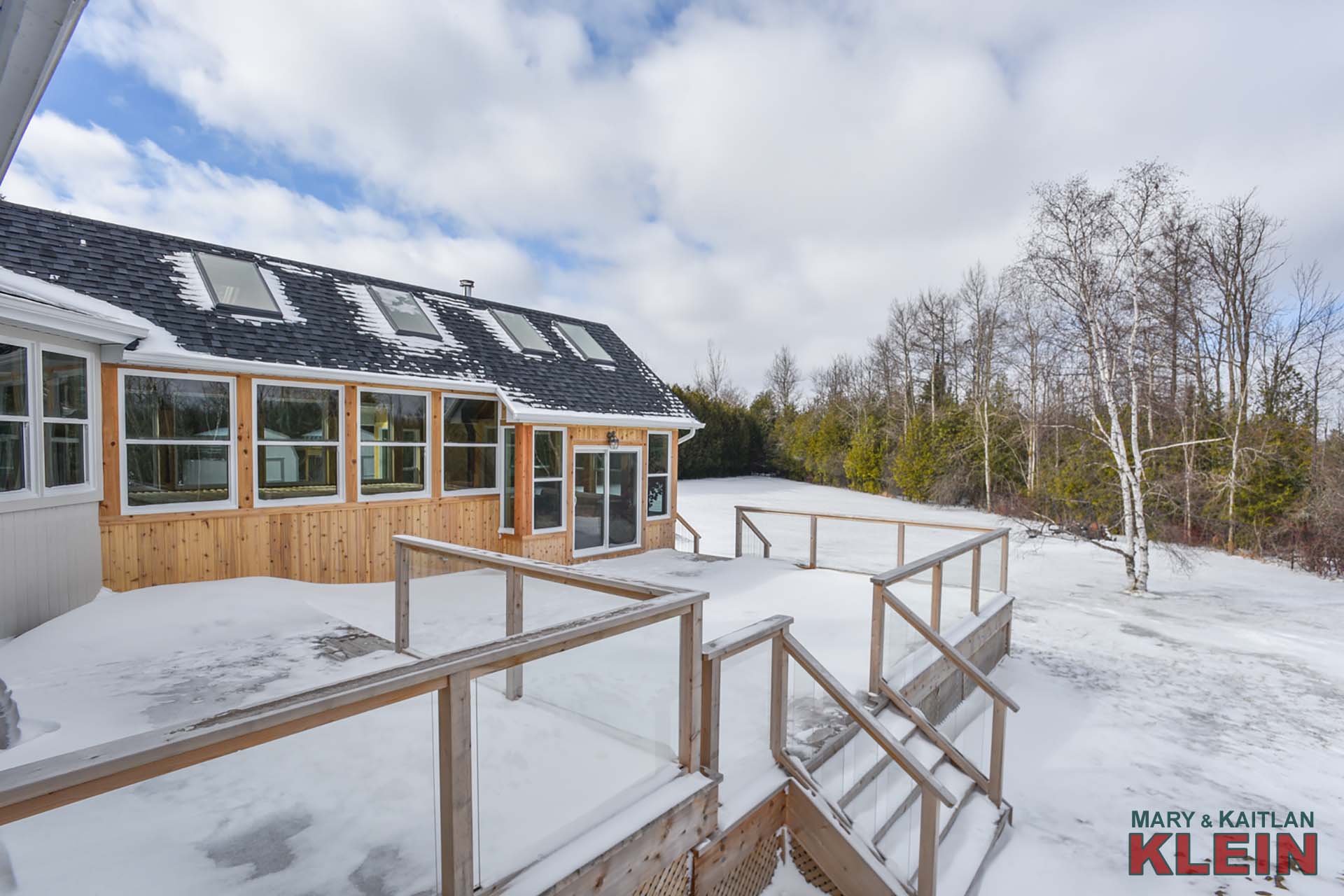 860 sq. ft. two-level cedar deck with glass railings