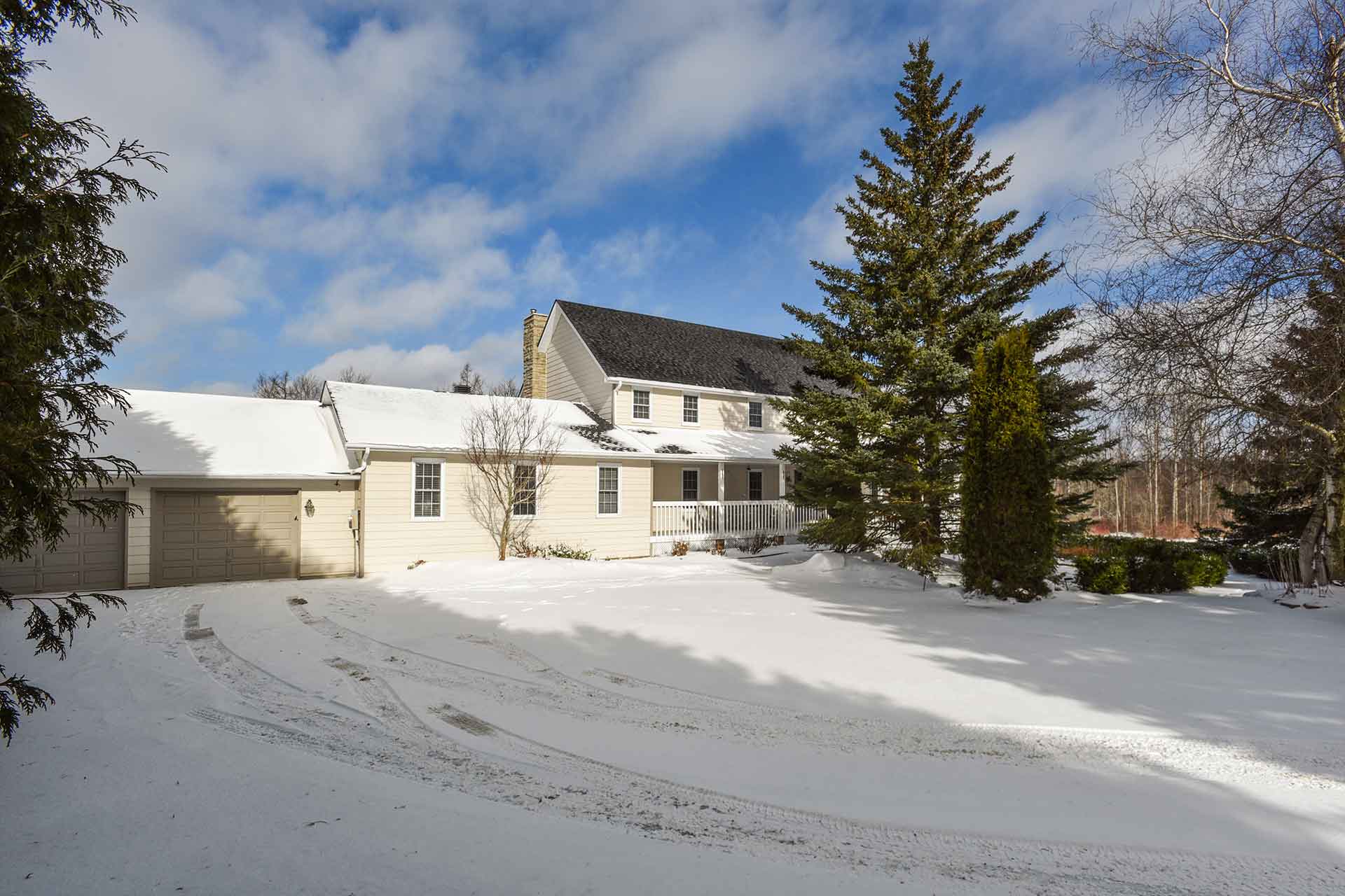 2 Car garage, country estate subdivision in Caledon