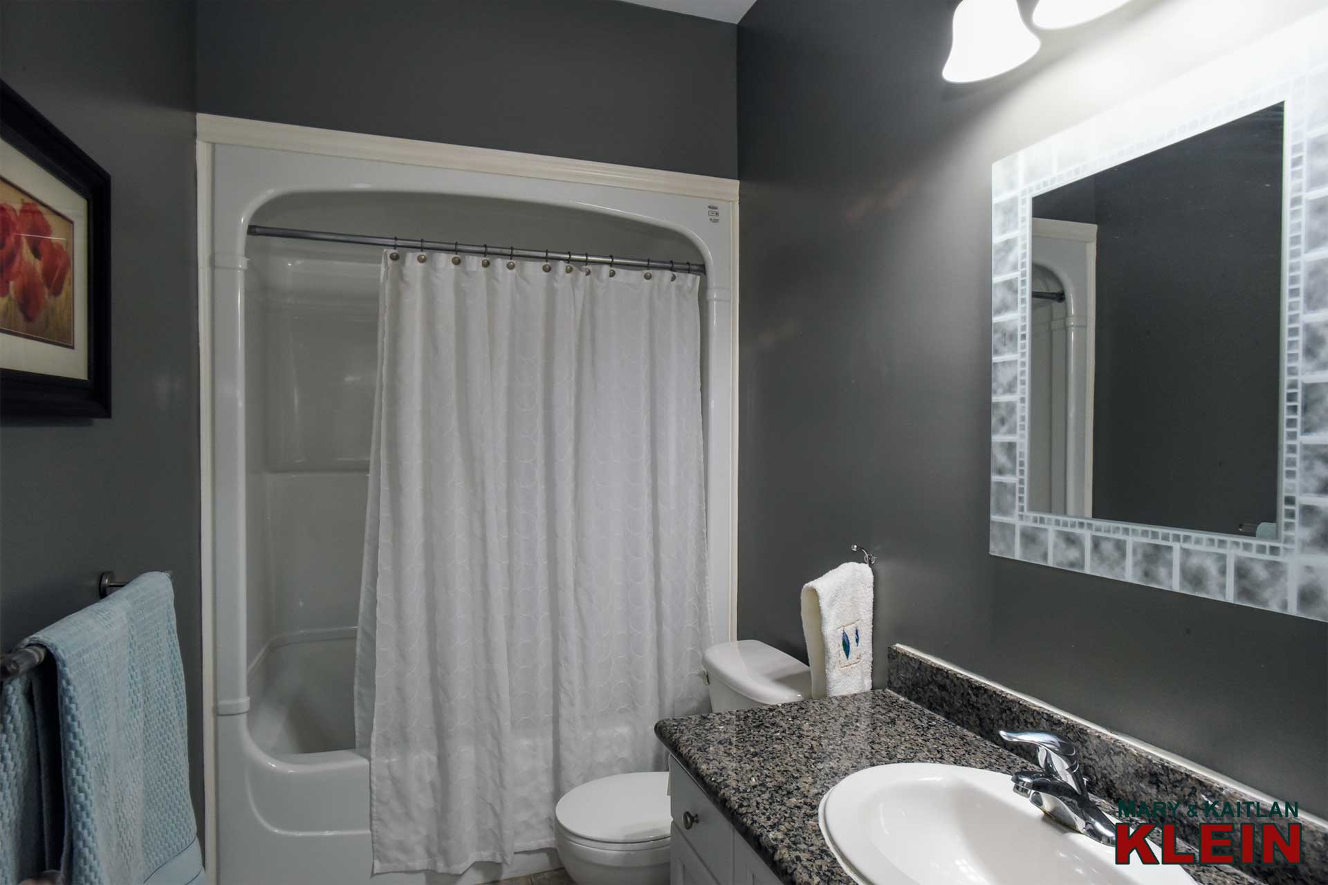 Main 4-Piece Bathroom 