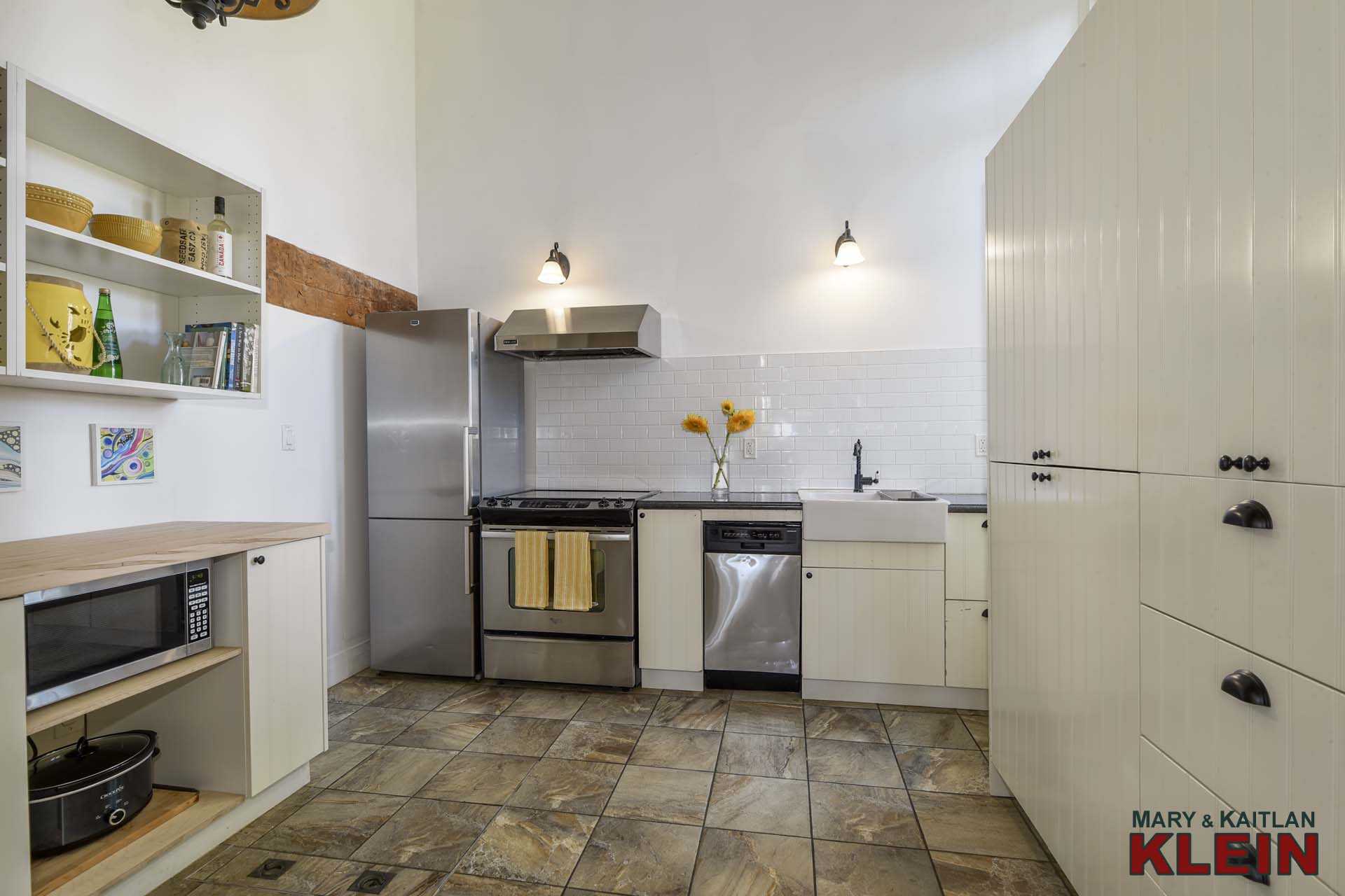 Kitchen - Ceramic flooring, Soaring Ceiling, Stainless Appliances